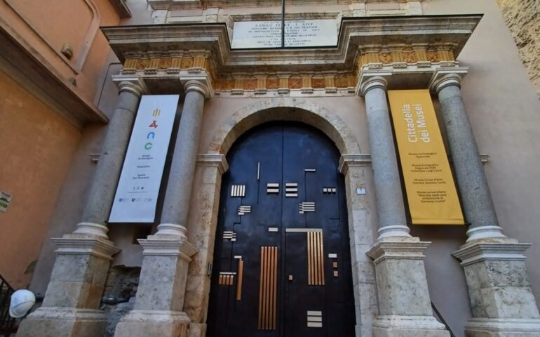 Terminato il restauro del grande portale in bronzo della Cittadella dei Musei: la Porta Arsenale ora è finalmente completa