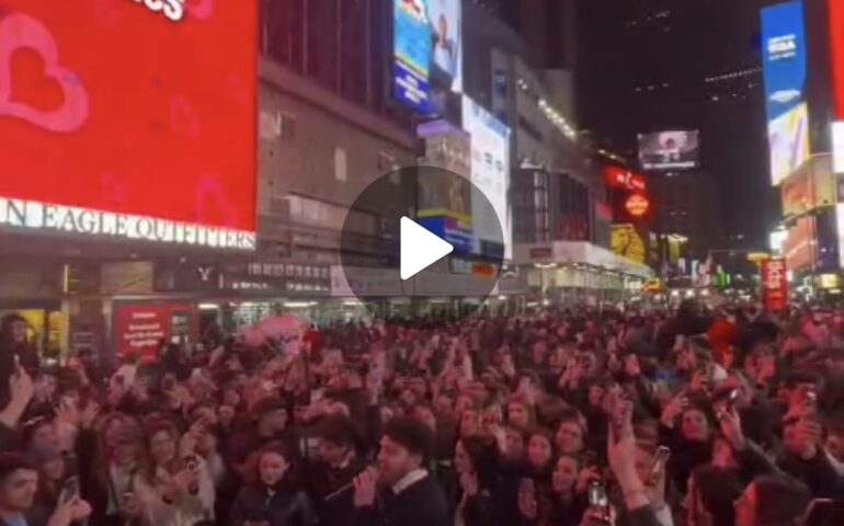 (VIDEO) Ragazzo sardo organizza flash mob a Times Square: 1000 persone intonano Cesare Cremonini