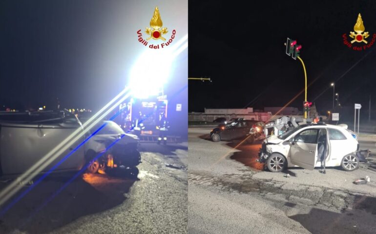 Terribile incidente nella notte: auto si schianta contro tre veicoli fermi al semaforo, tre feriti di cui uno grave