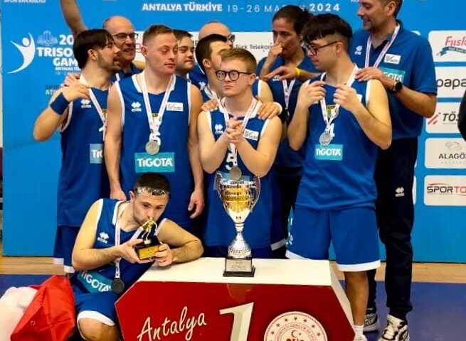 L’Italbasket con sindrome di down campione del mondo per la quarta volta: il cestista sardo Davide Paulis protagonista