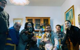 Nonna Franca è stata adottata: la sua nuova famiglia la festeggia con maialetto e coccole
