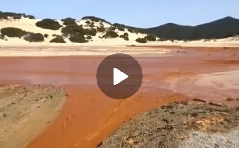 (VIDEO) Piscinas: spiaggia invasa da fiume di fanghi rossi delle miniere dismesse