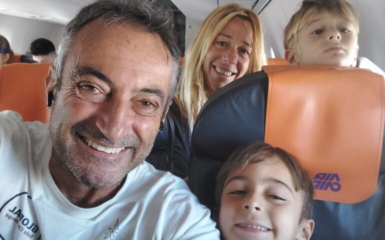 Dopo l’impresa epica della Global Solo Challenge, Andrea Mura torna in Sardegna con la famiglia