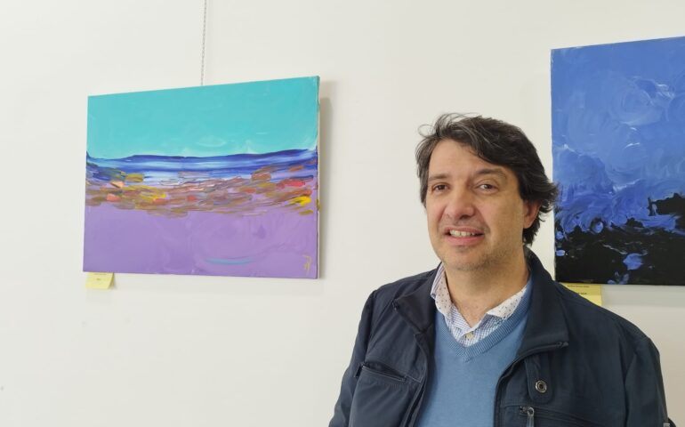 «La mia vita è piena di colori»: intervista al pittore cagliaritano non vedente Andrea Ferrero