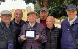 Una targa per i suoi 103 anni e tutti gli amici vicino: tanti auguri Tziu Angelo