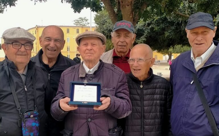 Una targa per i suoi 103 anni e tutti gli amici vicino: tanti auguri Tziu Angelo