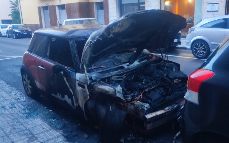 Distrutta da un incendio doloso l’auto dell’avvocata che difende Luigi Pinna, supertestimone nel caso Zuncheddu