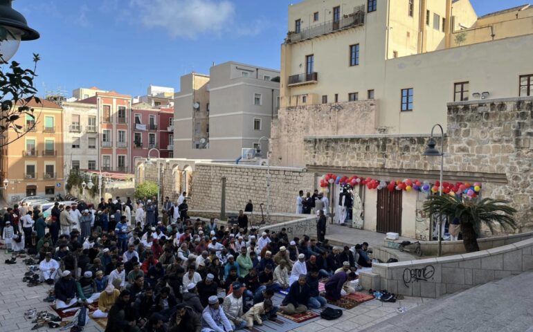Ieri a Cagliari la fine della festa del Ramadan: centinaia di fedeli musulmani in preghiera a La Marina