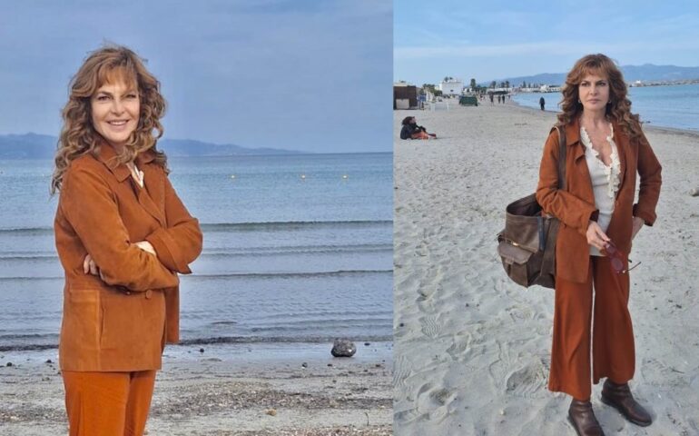 Cagliari, l’attrice Giuliana De Sio si gode il bellissimo mare primaverile del Poetto