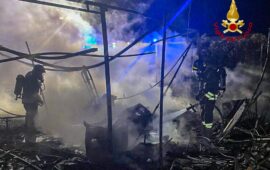 Le fiamme e poi il boato: incendio in un campeggio nell’Oristanese, esplode una bombola