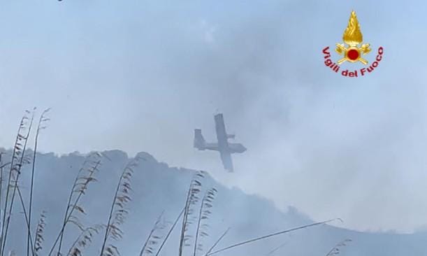 Sarroch, vasto incendio nelle campagne di Perd’e Sali: case evacuate e canadair in azione