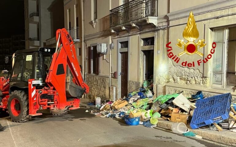 Tragedia nella notte a Cagliari: 74enne muore nel rogo della sua abitazione
