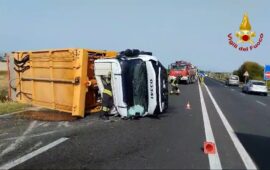 Auto contro un camion, violento frontale sulla 554: feriti gravemente i due conducenti