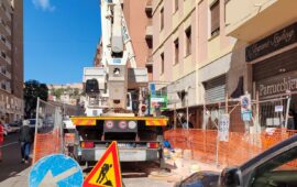 Incidente sul lavoro in centro a Cagliari: operaio cade da 4 metri dopo che si ribalta un cestello