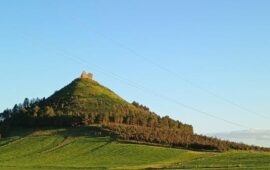 No, non è una piramide: a Las Plassas la perfezione del rilievo scolpito nelle rocce 18-16 milioni di anni fa