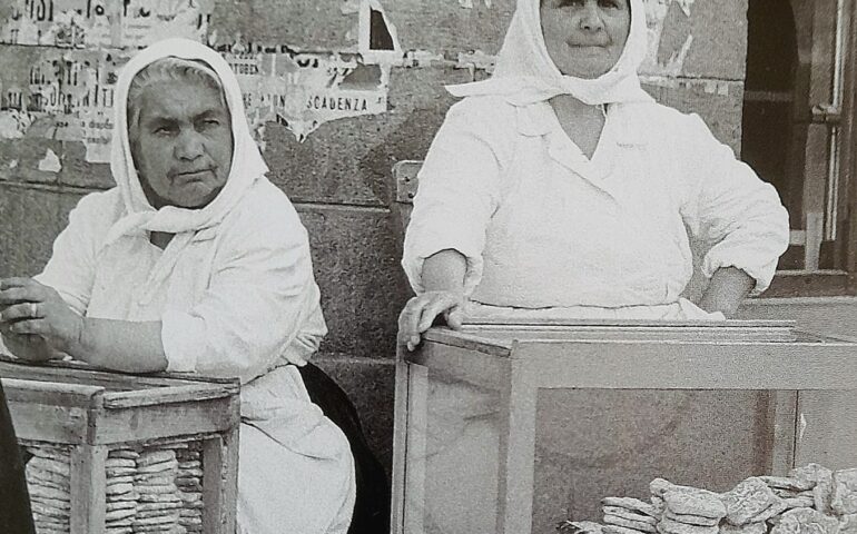 Mestieri antichi: Le donne dei Mostaccioli, il bellissimo scatto dal passato