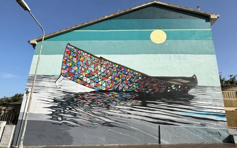 A Sant’Antioco il nuovo bellissimo murale dell’artista Derf: una coloratissimo “ciu”, simbolo della città