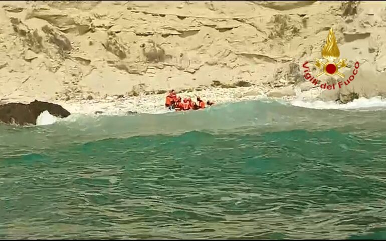 Cagliari, cadono in acqua dal gommone e naufragano a Cala Fighera: due turiste salvate dai vigili del fuoco