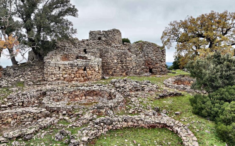 Nuraghe Adoni, un complesso monumentale di 3500 anni fa a 800 mt d’altezza: una meraviglia in mezzo a un bosco