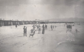 Poetto, 1920: i primi bagnanti, i casotti e le persone vestite eleganti che passeggiano sull’arenile