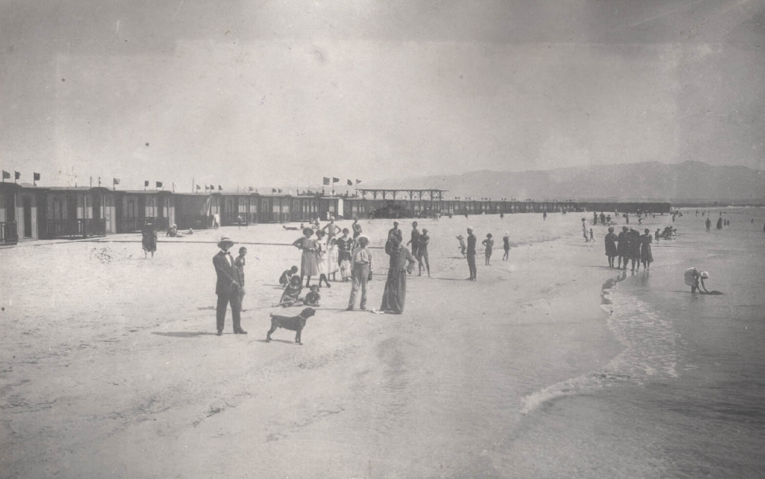 Poetto, 1920: i primi bagnanti, i casotti e le persone vestite eleganti che passeggiano sull'arenile