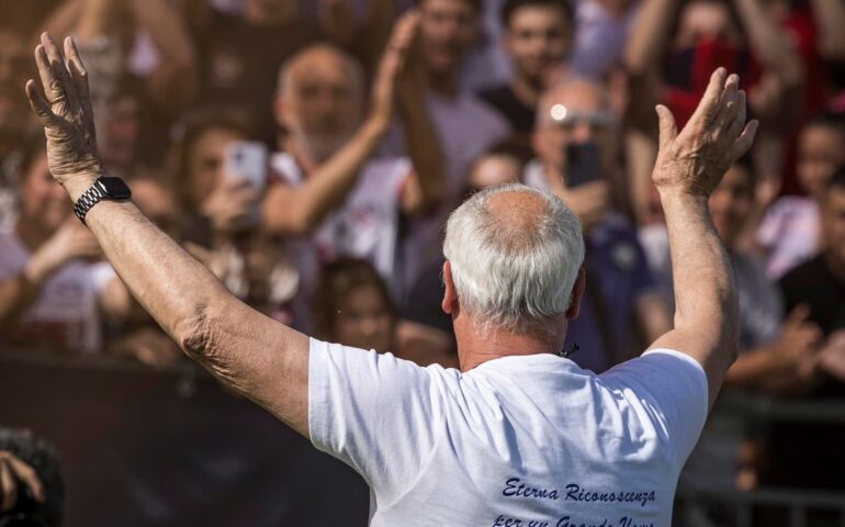 “Eterna riconoscenza per un grande uomo”: l’Unipol Domus ringrazia e saluta Mister Ranieri