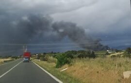 Terribile rogo nel campo rom sulla strada statale 387: tutte le squadre dei Vigili al lavoro