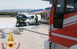 Paura in un distributore sulla 131: auto prende fuoco