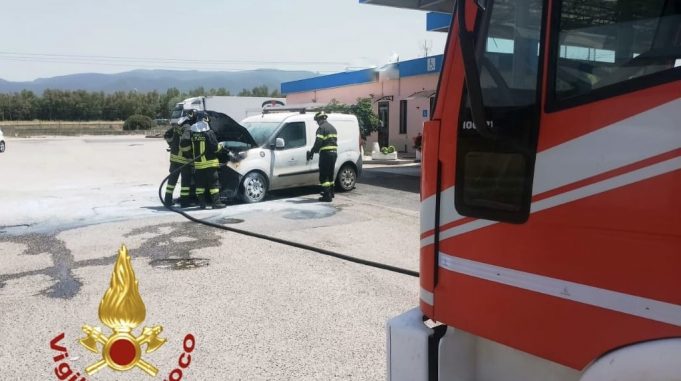 Paura in un distributore sulla 131: auto prende fuoco