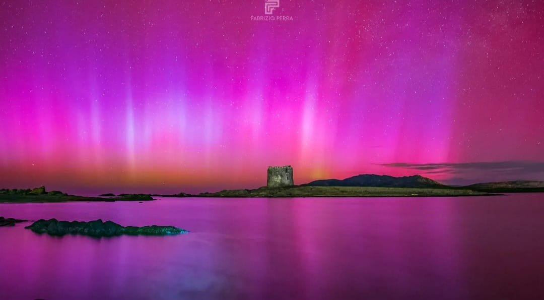La Sardegna colorata dall'aurora boreale: rarissimo ammirarla anche dalla nostra Isola