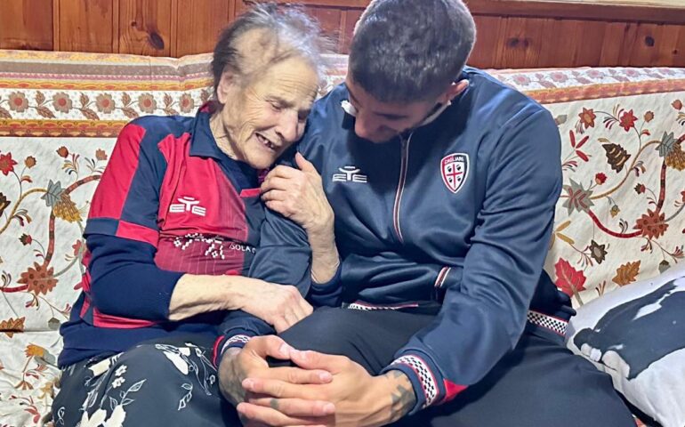 Nonna Giuditta compie 92 anni e realizza il suo sogno: incontrare il capitano del Cagliari Deiola