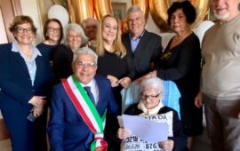 Ignazia Mascia, la nuova centenaria di Cagliari nata nel cuore di Stampace, riceve una pergamena dal Comune