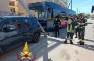 Il bus si schianta contro un palo e poi travolge un’auto: 7 persone ferite e trasportate all’ospedale