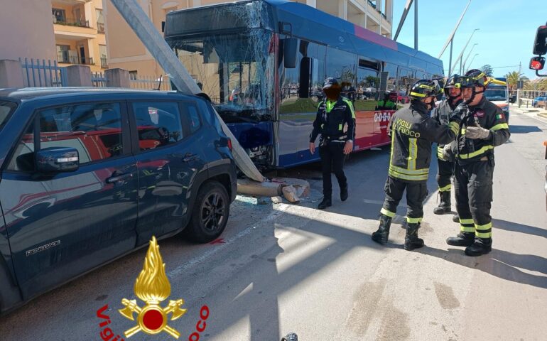Il bus si schianta contro un palo e poi travolge un’auto: 7 persone ferite e trasportate all’ospedale