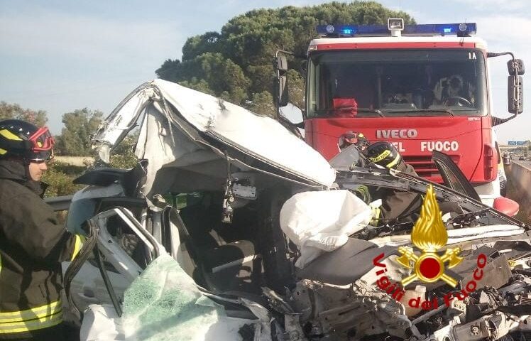Violento scontro tra un’auto e un furgone sulla 131: donna ferita e trasportata all’ospedale
