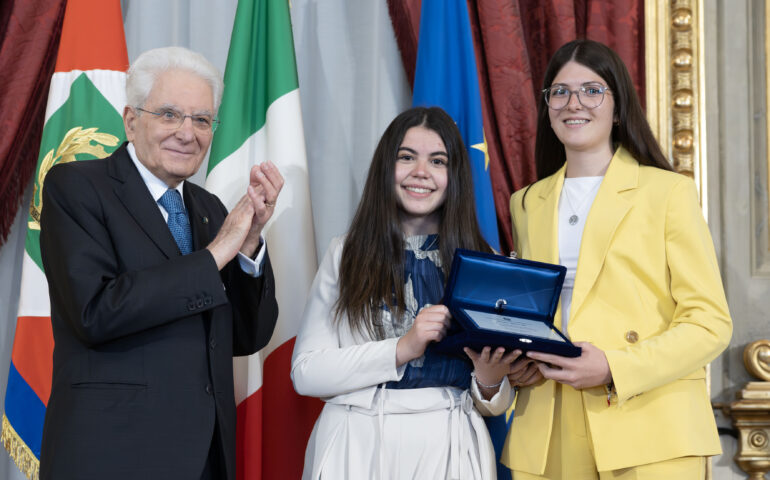 Il Presidente Sergio Mattarella consegna la Targa
