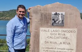 Una targa per Gigi Riva lungo il Lago Omodeo: Rombo di Tuono ricordato a Sorradile