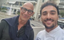 Stanley Tucci è di nuovo a Cagliari: la star di Hollywood a cena in una nota pizzeria del centro