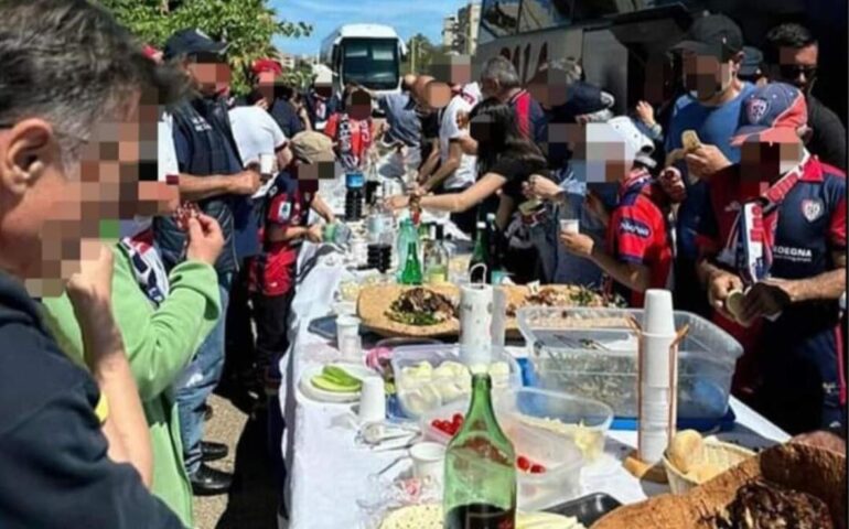 Il terzo tempo da fair play dei tifosi del Cagliari: al banchetto di fine partita anche i supporter del Lecce