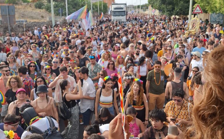 (VIDEO E FOTO) Il popolo del Sardegna Pride in corteo a Cagliari. Bandiere sarde e arcobaleno hanno sfilato per le vie, tra musica e balli
