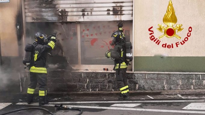 Pirri, la storica pasticceria San Valentino distrutta dalle fiamme