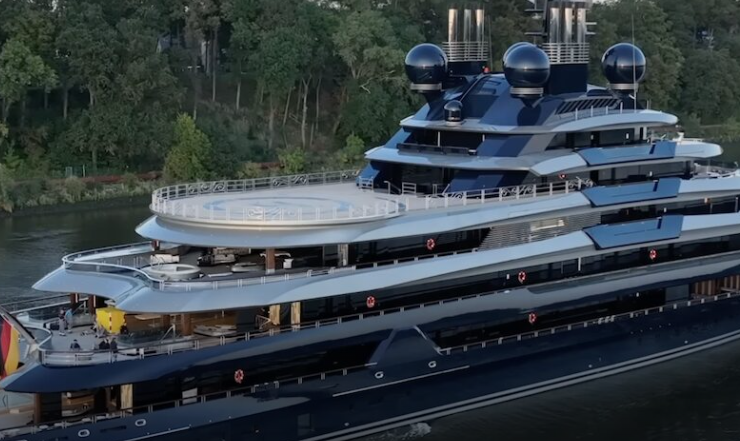 In porto a Cagliari il Luminance, il mega yacht del miliardario ucraino Rinat Akhmetov