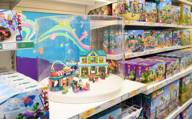 Lego apre il suo primo store in Sardegna: il paradiso dei mattoncini al Centro commerciale Le Vele