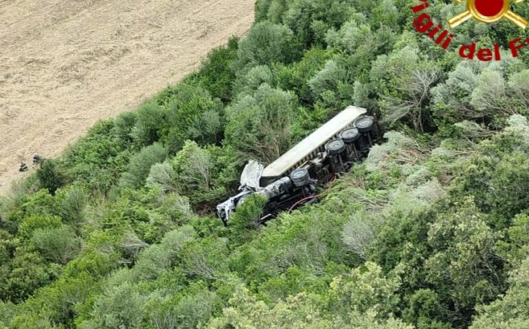 Morto il camionista precipitato dal cavalcavia con il suo tir sulla Sassari-Alghero