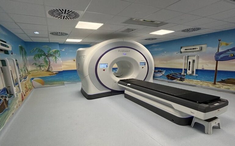 “Umanizzazione pittorica” della radioterapia pediatrica del Businco: la sala colorata dalle opere dell’artista Sally Galotti