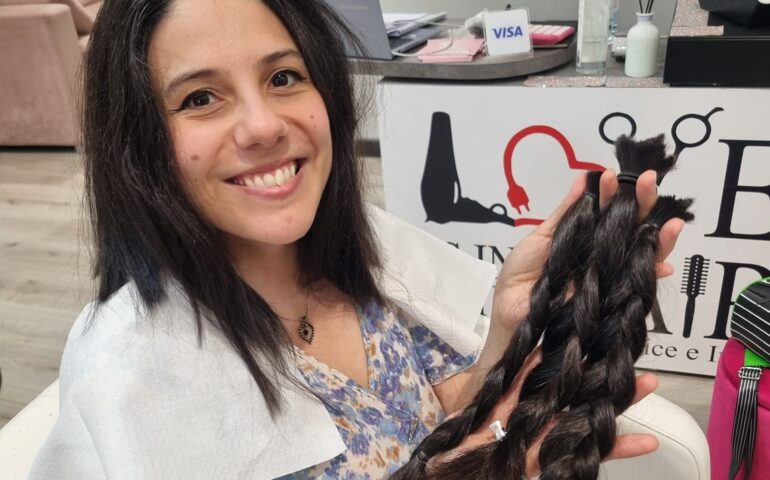 Taglia i suoi lunghi capelli per realizzare parrucche oncologiche: il bellissimo gesto di Licia