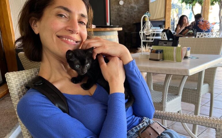 Dal cassonetto al debutto al cinema: la storia della gattina sarda adottata da Caterina Murino