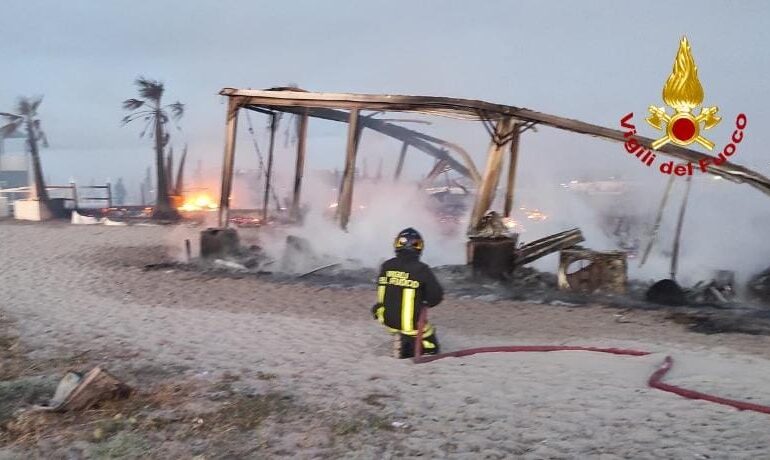 Un incendio devasta il Tagoo Beach Club: intervento dei Vigili del Fuoco a Quartu