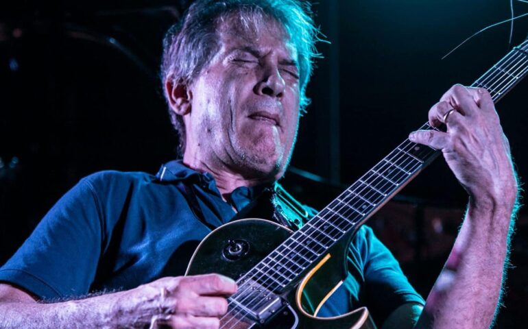 Addio a Massimo Ferra: è morto a 66 anni uno dei più grandi e talentuosi chitarristi sardi