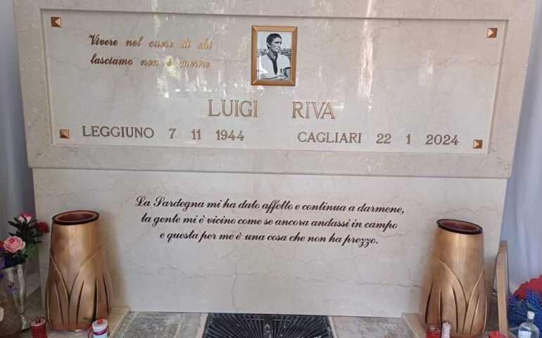 “Finalmente ce l’abbiamo fatta. Ciao papà!”, posizionata a Bonaria la lapide di Gigi Riva